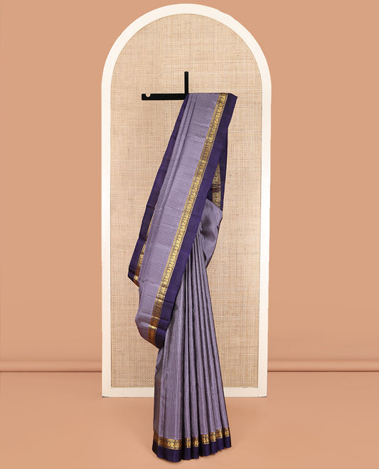 Grey Kanchipuram Silk Saree, Delicately Woven with Micro-Checked Designs on Its Body, Complemented by a Contrast Kal Eragina Border of Salngai, Banaras, Muthu, and Mayil Designs, Pallu Woven with Stripes, and Paired with a Contrast Blouse