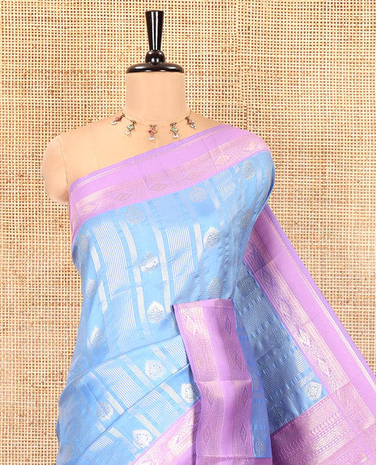 Sky Blue Litchi Saree, Enriched with Vaira Oosi Stripes and Zari Buttas on Its Body, Complemented by a Contrast Rettai Pettu Traditional Zari Design Border, an Intricately Designed Pallu, and Paired with a Contrast Blouse