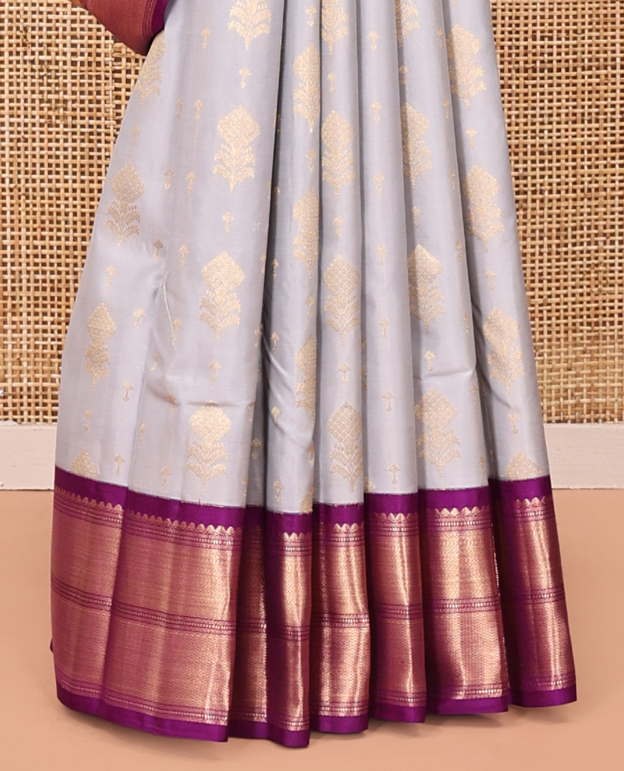 Grey Vasundhara Silk Saree, Adorned with Zari Buttas All Over Its Body, Complemented by a Contrast Border of Thilakam Mokku, Muthu, Vanki, and Mayil Kann Designs, Grand Manga Design Pallu, and Paired with a Contrast Blouse