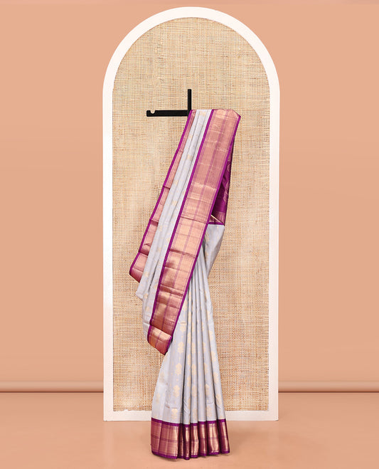 Grey Vasundhara Silk Saree, Adorned with Zari Buttas All Over Its Body, Complemented by a Contrast Border of Thilakam Mokku, Muthu, Vanki, and Mayil Kann Designs, Grand Manga Design Pallu, and Paired with a Contrast Blouse