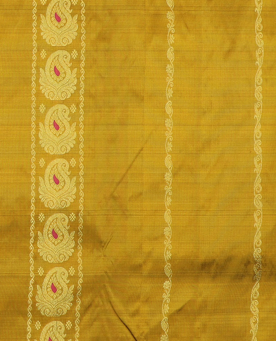 Green puresilk halfsaree, zari design skirt, contrast blouse, and border features rekku, diamond, arumbu manga, jaal design, and floral design dhavani