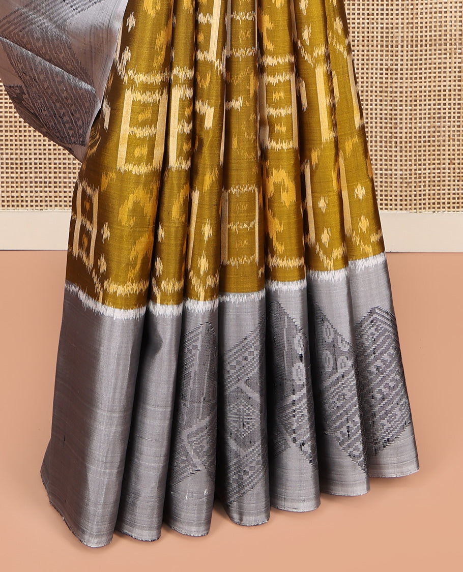 Green Mayuri Soft Silk Saree, Richly Detailed with Ikat Weave, Complemented by a Contrast Border, Geometric-Patterned Pallu, and a Contrast Blouse