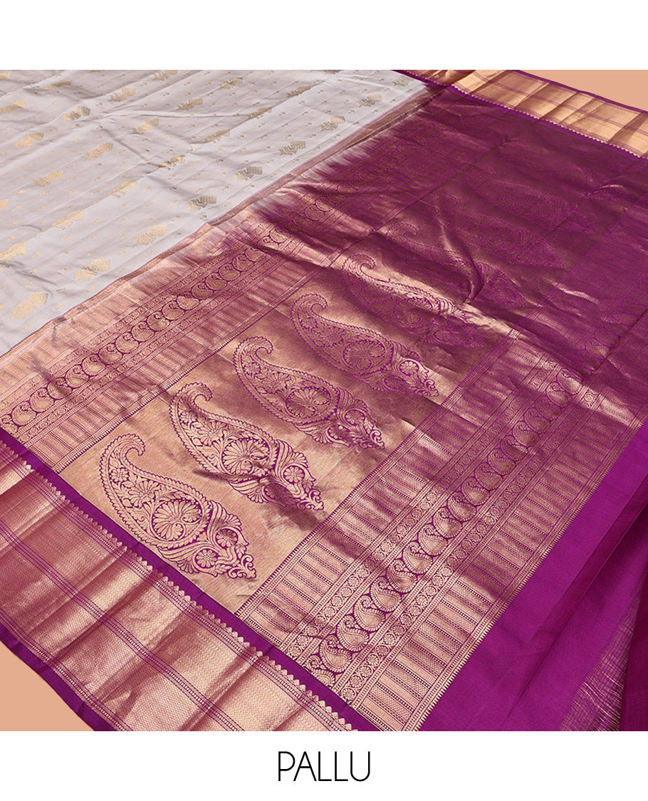 Grey Vasundhara Silk Saree, Adorned with Zari Buttas All Over Its Body, Complemented by a Contrast Border of Thilakam Mokku, Muthu, Vanki, and Mayil Kann Designs, Grand Manga Design Pallu, and Paired with a Contrast Blouse