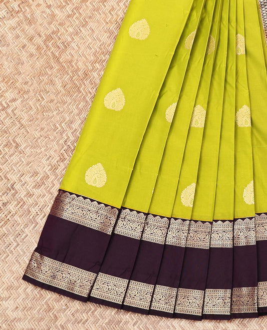 Green Budget Silk Saree, Finely Crafted with Zari Buttas, Complemented by a Contrast Traditional Zari Rettai Pettu Border, Jaal Pallu, and a Contrast Blouse