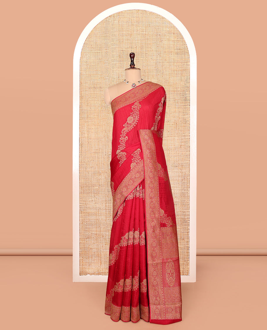 Red Matka Silk Saree, Impeccably Styled with Floral Jaal Jacquard Design on Its Body, Highlighted by Traditional Design Border, Intricately Designed Pallu, and Paired with a Matching Blouse