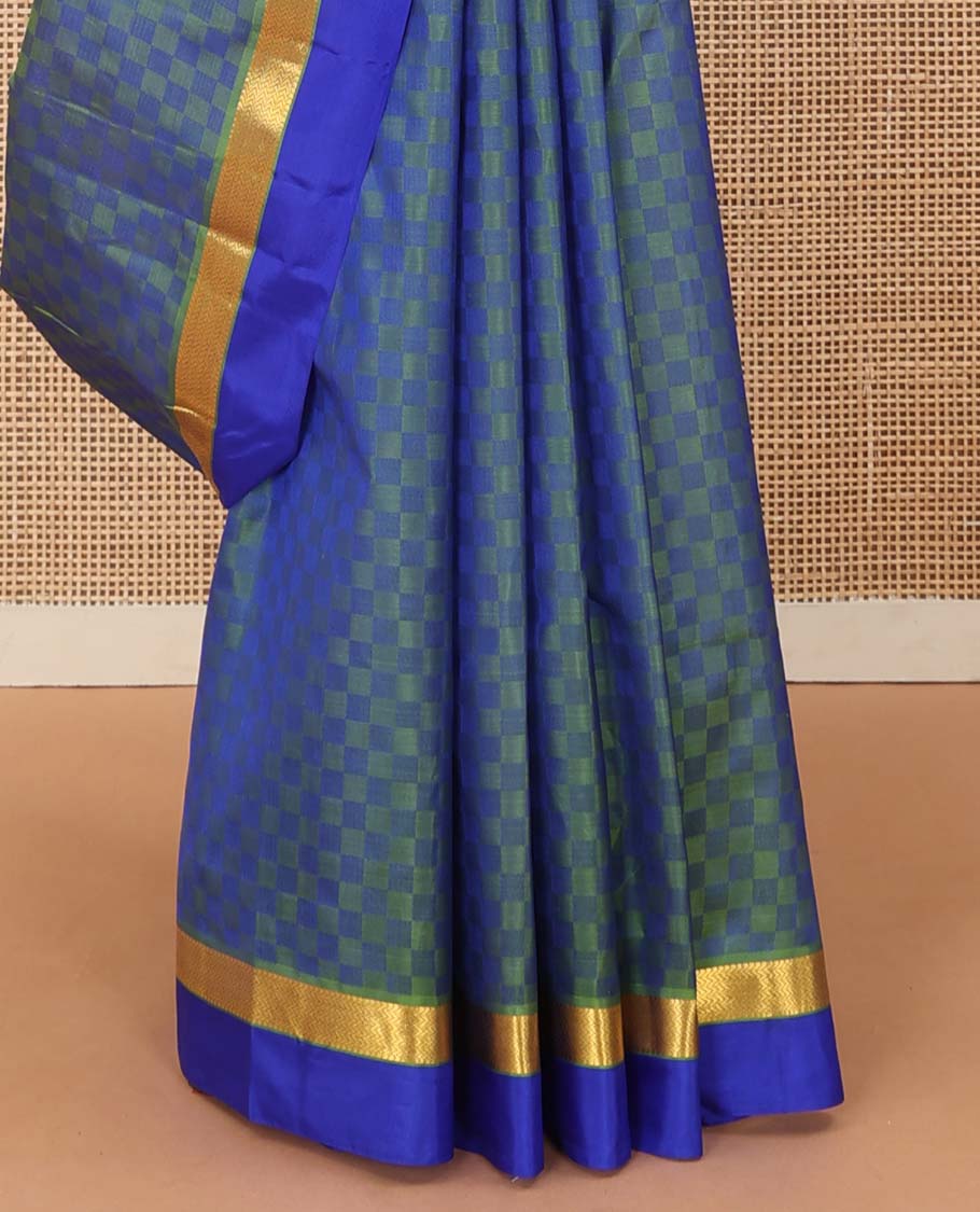 Blue paiyadi kattam Kanchipuram silk saree, contrast border of muthu, and vanki designs, and zari striped pallu