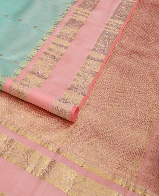 Blue mayil chakram buttas Kanchipuram silk saree, contrast rettai pettu border of thazampoo rekku, and kodi visiry, and paai madi pallu