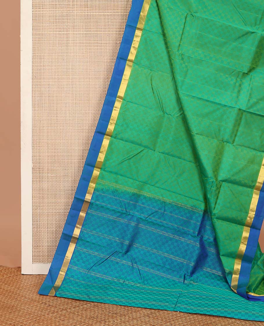 Green paiyadi kattam Kanchipuram silk saree, contrast border of muthu, and vanki designs, and zari striped pallu