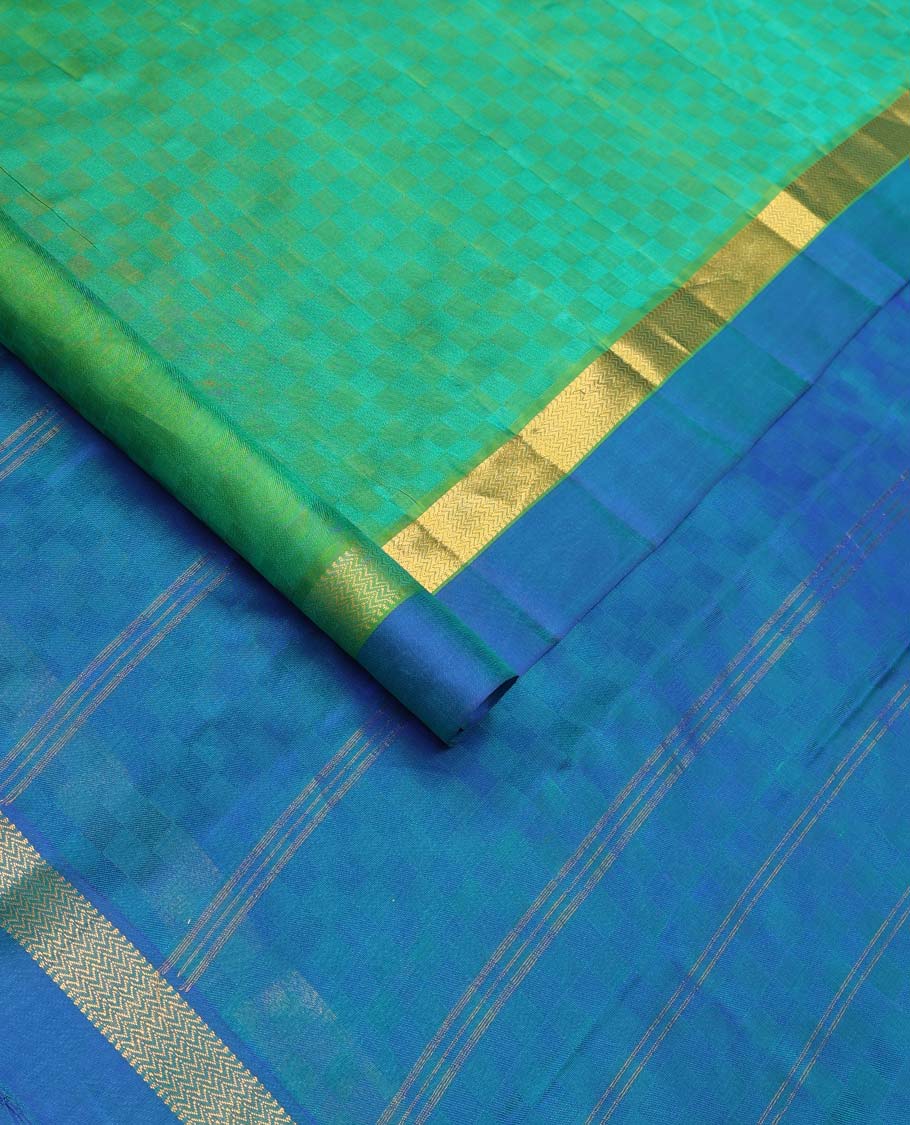 Green paiyadi kattam Kanchipuram silk saree, contrast border of muthu, and vanki designs, and zari striped pallu