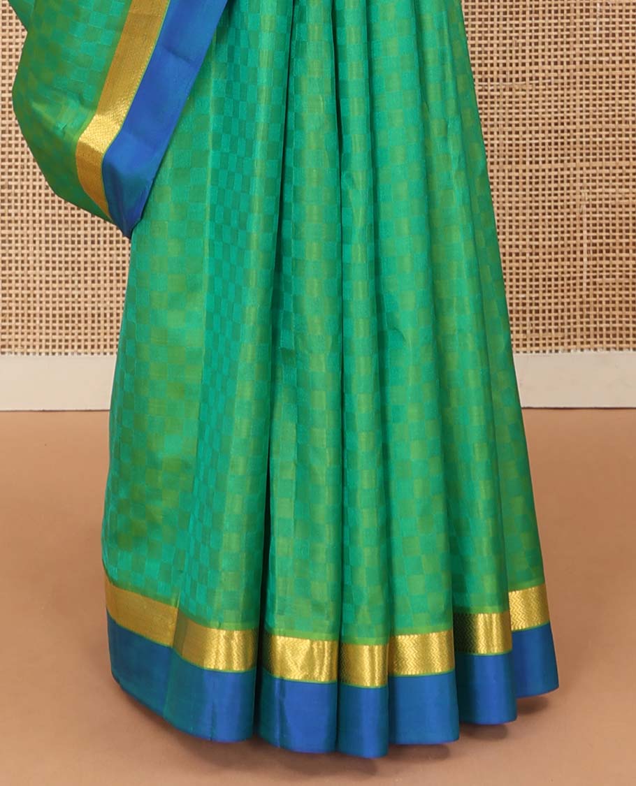 Green paiyadi kattam Kanchipuram silk saree, contrast border of muthu, and vanki designs, and zari striped pallu