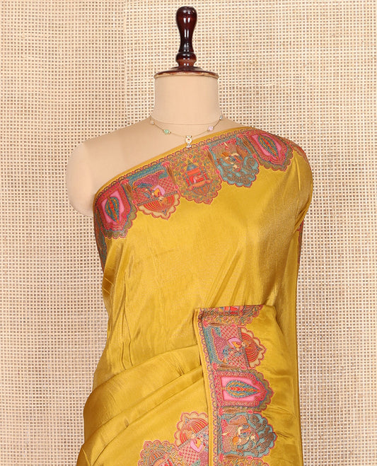 Yellow Plain Dola Silk Saree, Complemented by Captivating Contrast Border of Meenakari-style Mughal Human Figurines, Pallu Artfully Pictures Mughal Human Figurines, and Paired with a Matching Blouse