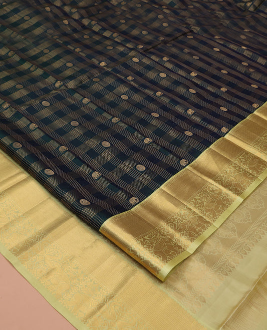 Green Vasundhara Silk Saree, Enriched with Zari Butta Enclosed Checked All Over Its Body, Complemented by a Contrast Border of Yaanai Designs, Intricately Designed Pallu, and Paired with a Contrast Blouse