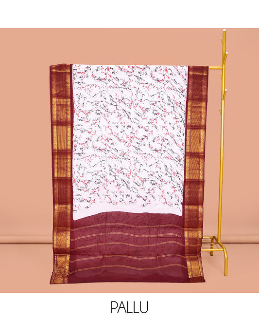White-Red Sungudi Cotton Saree, Uniquely Printed with Paint-Like Splashes on Its Body, Complemented by a Contrast Traditional Zari Design Border, Zari-Striped Pallu, and Has No Blouse