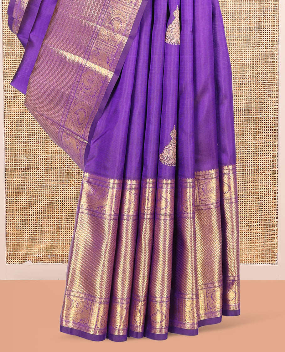 Violet Kanchipuram Silk Saree, Opulently Embellished with Jhumka Zari Buttas, Highlighted by a Zari Border of Arumbu Manga, Mayil, and Paiyadi Kann, Grand Pallu, and Matching Blouse