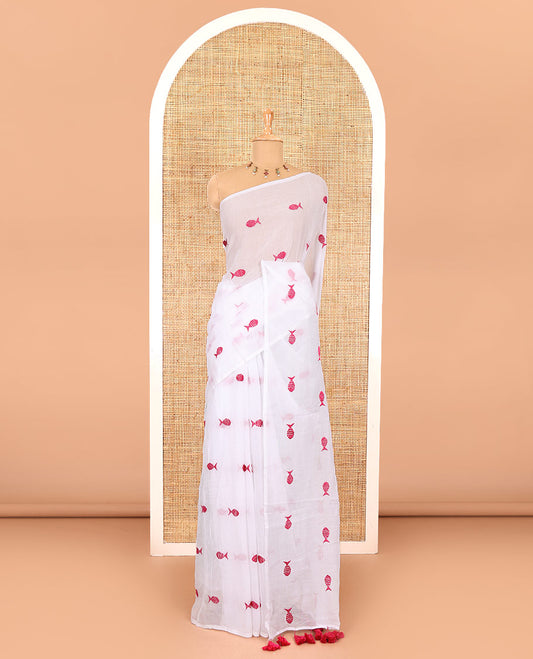 Borderless white fish motifs thread embroidered khadi mul cotton saree, fish motifs thread embroidered pallu, and a matching plain blouse