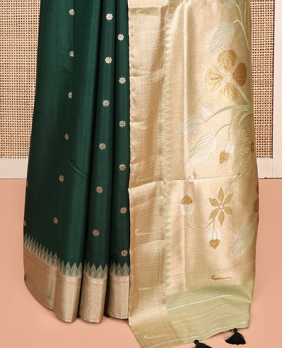 Green Matka Silk Saree, Crafted with Flower Buttas All Over Its Body, Complemented by a Contrast Border of Traditional and Muniya Designs, Pallu of Floral Designs, and Paired with Contrast Blouse