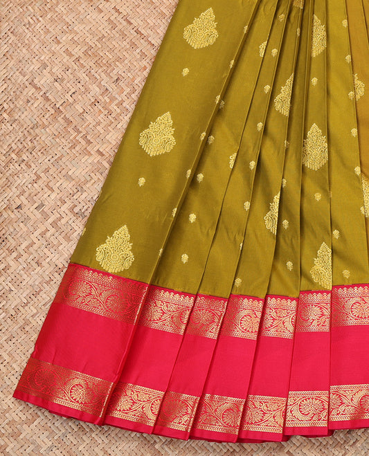 Green Budget Silk Saree, Woven with Zari Buttas, Contrast Tradittional Zari Rettai Pettu Border, Grand Pallu, and a Contrast Blouse