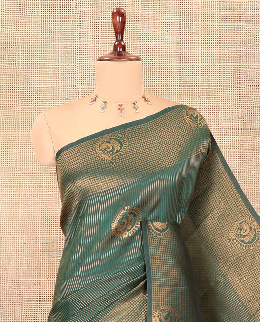Green Art Kanchi Silk Saree, Adorned with Vaira Oosi and Zari Buttas, a Traditional Zari Border, Contrast Jaal Pallu, and a Contrast Blouse