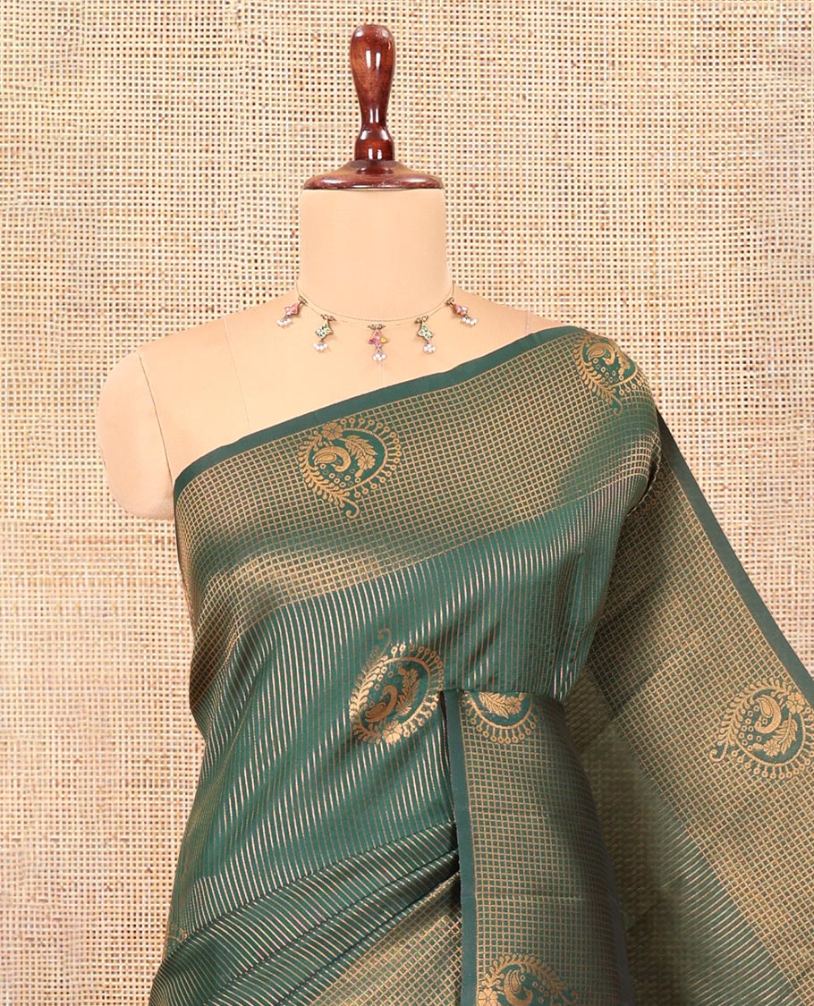 Green Art Kanchi Silk Saree, Adorned with Vaira Oosi and Zari Buttas, a Traditional Zari Border, Contrast Jaal Pallu, and a Contrast Blouse