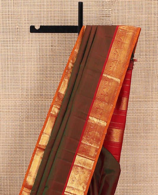 Green Plain Kanchipuram Silk Saree, Complemented by Contrast Border Featuring Thilakam Mokku, Muthu, Manga, Rudraksham, Mayil, Thazampoo Rekku, Vanki, and Kuyil Kann Designs, Pallu Gleamed up with Zari, and Paired with a Contrast Blouse