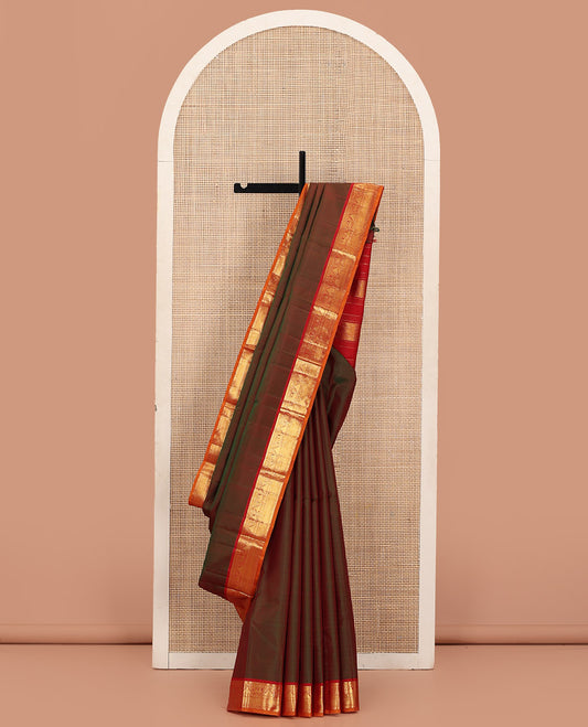 Green Plain Kanchipuram Silk Saree, Complemented by Contrast Border Featuring Thilakam Mokku, Muthu, Manga, Rudraksham, Mayil, Thazampoo Rekku, Vanki, and Kuyil Kann Designs, Pallu Gleamed up with Zari, and Paired with a Contrast Blouse