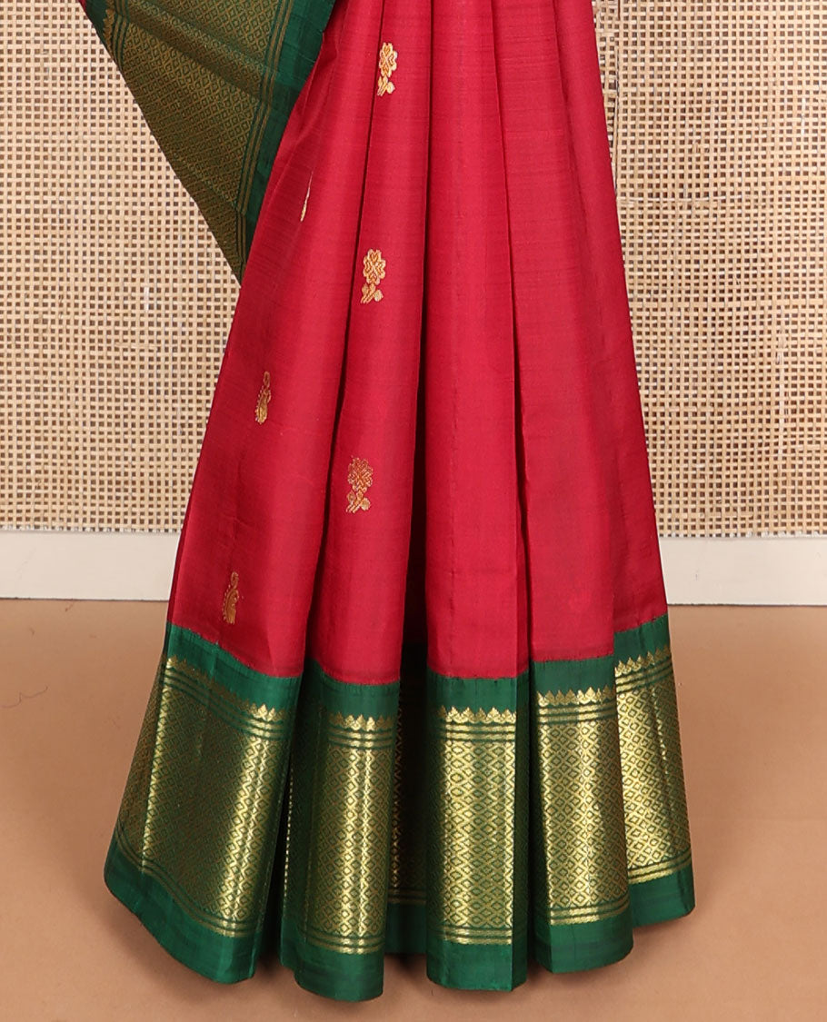 Red zari buttas Kanchipuram silksaree, contrast korvai one-sided border of thilakam mokku & mayil kann & pallu o kodi visiry