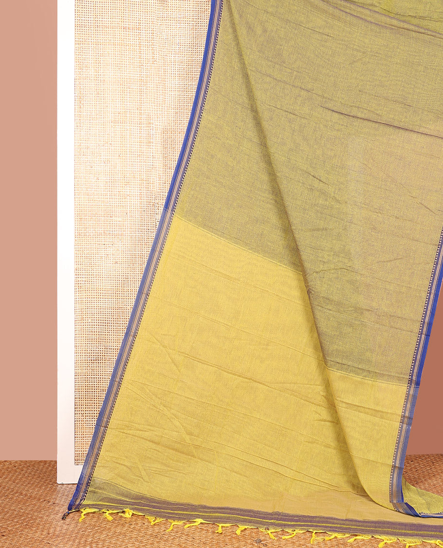 Green Plain Narayanpet Cotton Saree, Complemented by a Contrast Traditional Thread Border, Subtly Plain Pallu, and Paired with a Matching Blouse