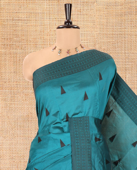 Rama Kanchi Silk Saree, Adorned with Temple Buttas All Over Its Body, Subtly Sparkled With Floral Design Border, Pallu of Paisleys Design, and Paired with a Matching Blouse