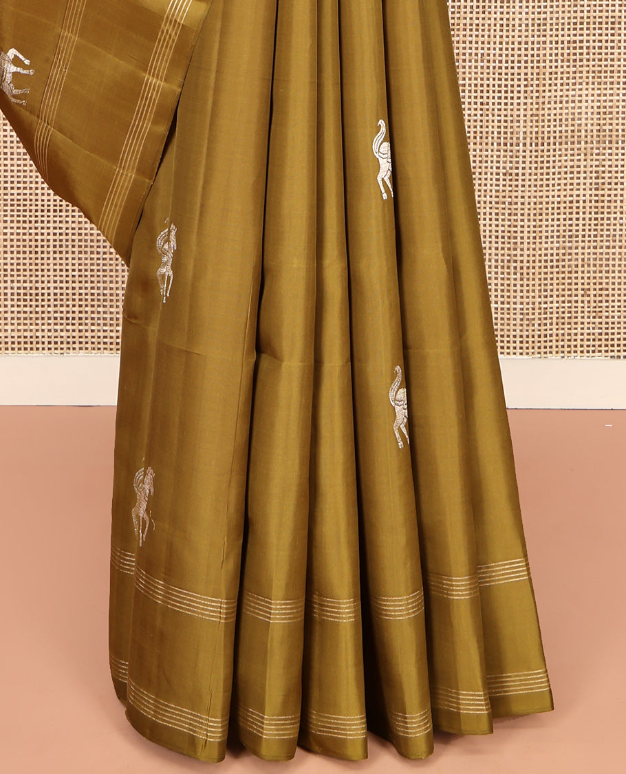 Green Mayuri Soft Silk Saree, Artfully Woven with Horse Buttas All Over Its Body, Highlighted by Stripes Border, Pallu of House and Elephant Motifs, and Paired with a Matching Blouse
