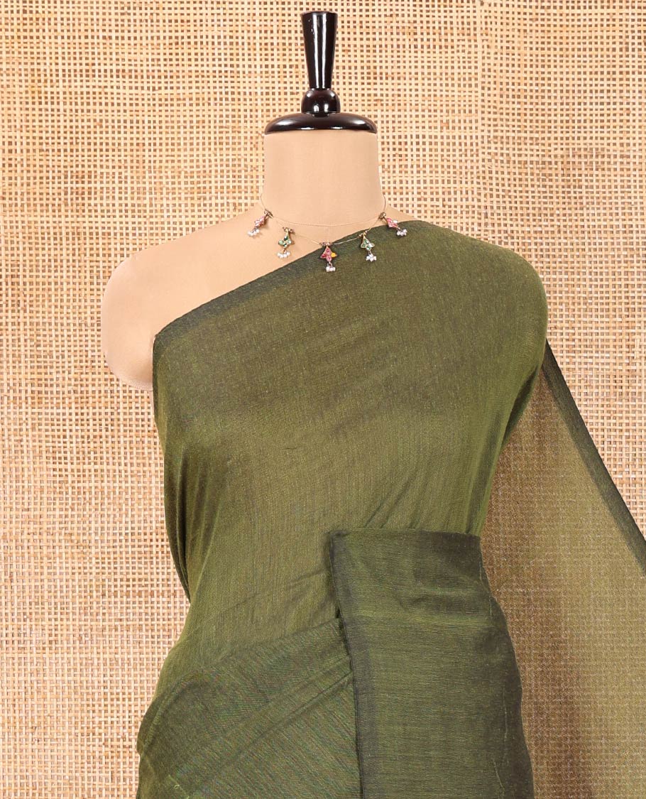 Borderless Green and Red Plain Khadi Mul Cotton Saree, Highlighted by Captivating Contrast Colored Pallu, and Paired with a Contrast Blouse