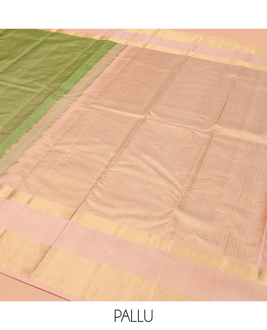 Green Vasundhara Silk Saree, Steeped in Richness with Mayil Chakram Buttas and Checked Design, Complemented by a Contrast Rettai Pettu Border of Iruthalai Pakshi, Banaras, Muthu, and Kodi Visiry Designs, Grand Jaal Pallu, and Paired with a Contrast Blouse