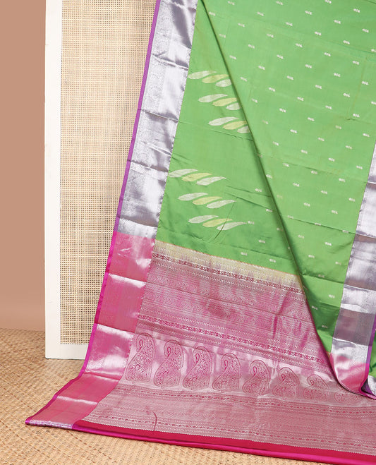 Green floral motifs gift saree with contrast intricate zari design border & floral design pallu