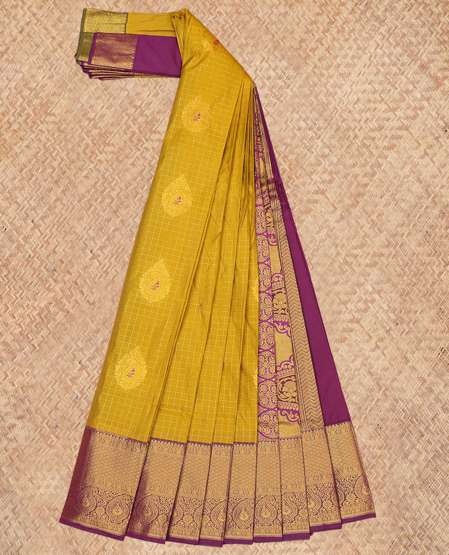 Green Budget Silk Saree, Adorned with Zari Buttas and Checks, a Contrast Traditional Zari Border, Grand Pallu, and a Contrast Blouse