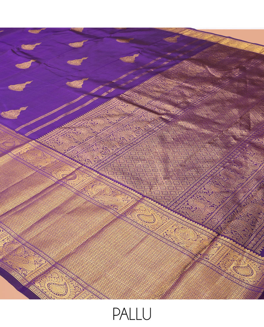 Violet Kanchipuram Silk Saree, Opulently Embellished with Jhumka Zari Buttas, Highlighted by a Zari Border of Arumbu Manga, Mayil, and Paiyadi Kann, Grand Pallu, and Matching Blouse