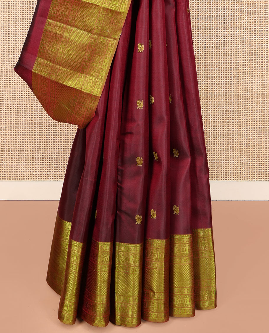 Maroon Kanchipuram Silk Saree, Delicately Woven with Mayil and Chakram Thread Buttas, Complemented by a Contrast Border of Rekku, Kamalam, Poun, Chakram, Kuyil Kann, and Then Kuli Kann Designs, Jaal Design Pallu, and Paired with a Contrast Blouse