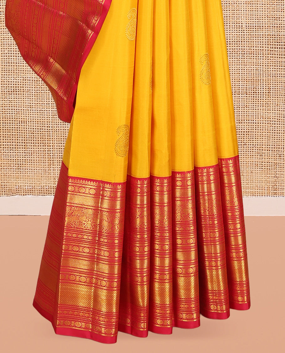 Yellow Kanchipuram Silk Saree, Embellished with Manga Buttas, a Contrast Korvai Border of Thilakam Mokku, Chakram, Then Kuli Kann, Kuthirai, and Poun Designs, Jaal Pallu, and a Contrast Blouse