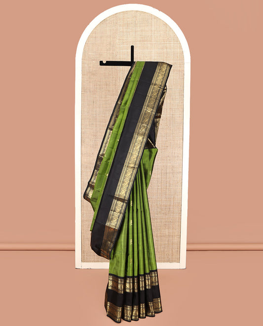 Green Kanchipuram Silk Saree, Ornamented with Zari Buttas All Over Its Body, Complemented by a Contrast Rettai Pettu Border of Salngai, Muthu, Kathir, Chakram, and Round Mayil Designs, Grand Pallu, and Paired with a Contrast Blouse