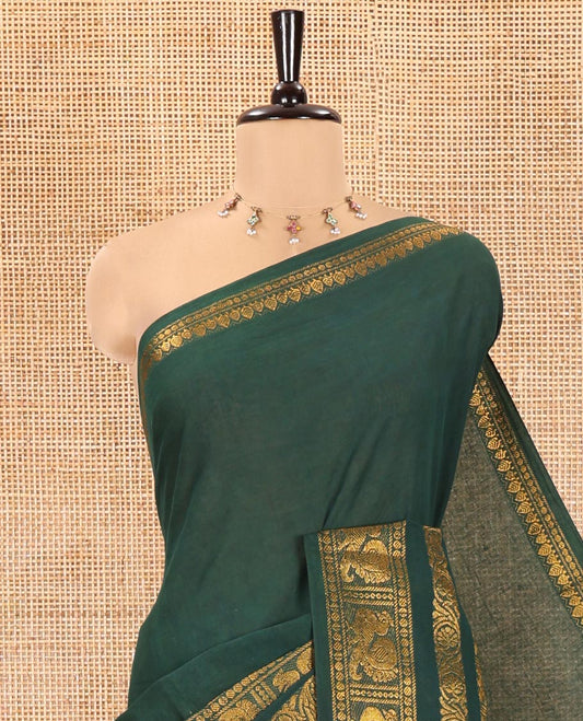 Green Plain Sungudi Cotton Saree, Highlighted by Traditional Zari Border of Peacock and Floral Creeper Designs, Subtly Striped Pallu, and Paired with a Contrast Blouse