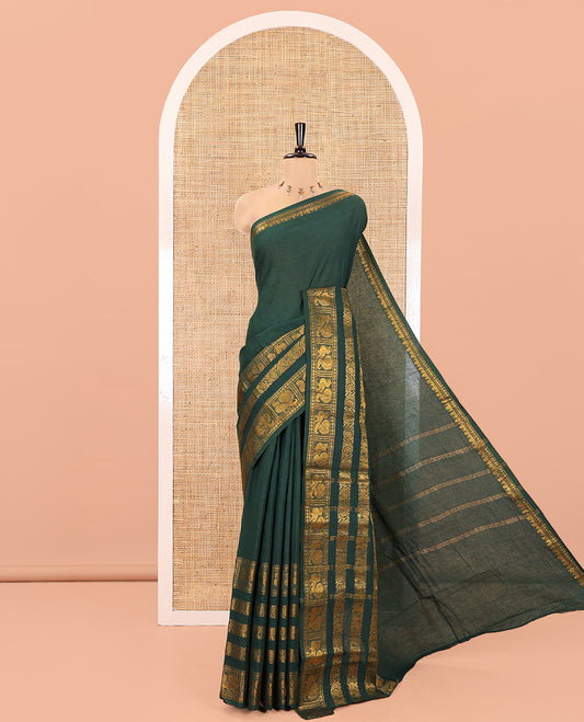 Green Plain Sungudi Cotton Saree, Highlighted by Traditional Zari Border of Peacock and Floral Creeper Designs, Subtly Striped Pallu, and Paired with a Contrast Blouse