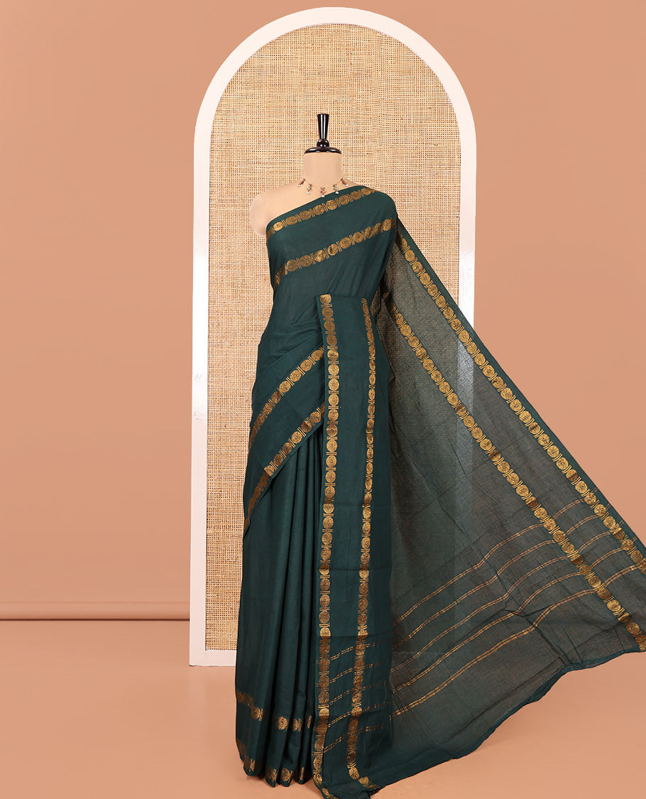 Green Plain Sungudi Cotton Saree, Highlighted by Traditional Rettai Pettu Rudraksham Border, Striped Pallu, and a Matching Blouse