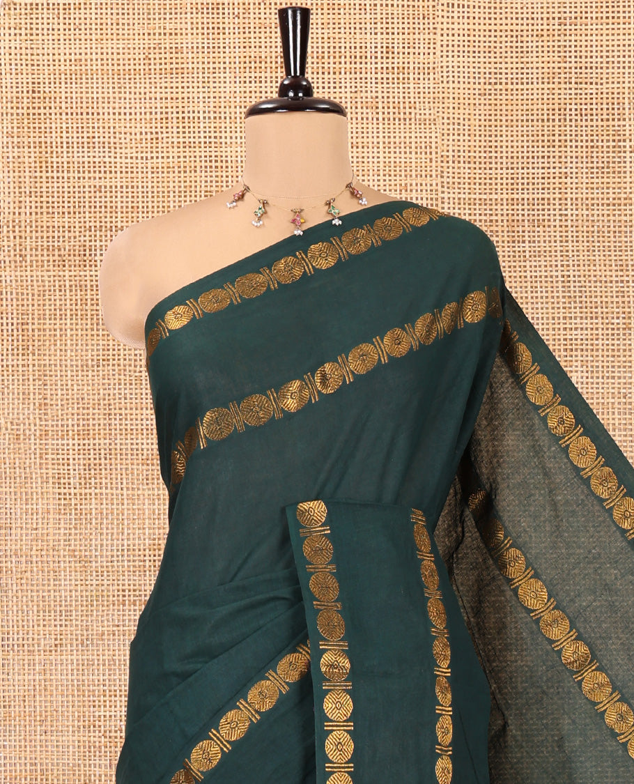 Green Plain Sungudi Cotton Saree, Highlighted by Traditional Rettai Pettu Rudraksham Border, Striped Pallu, and a Matching Blouse