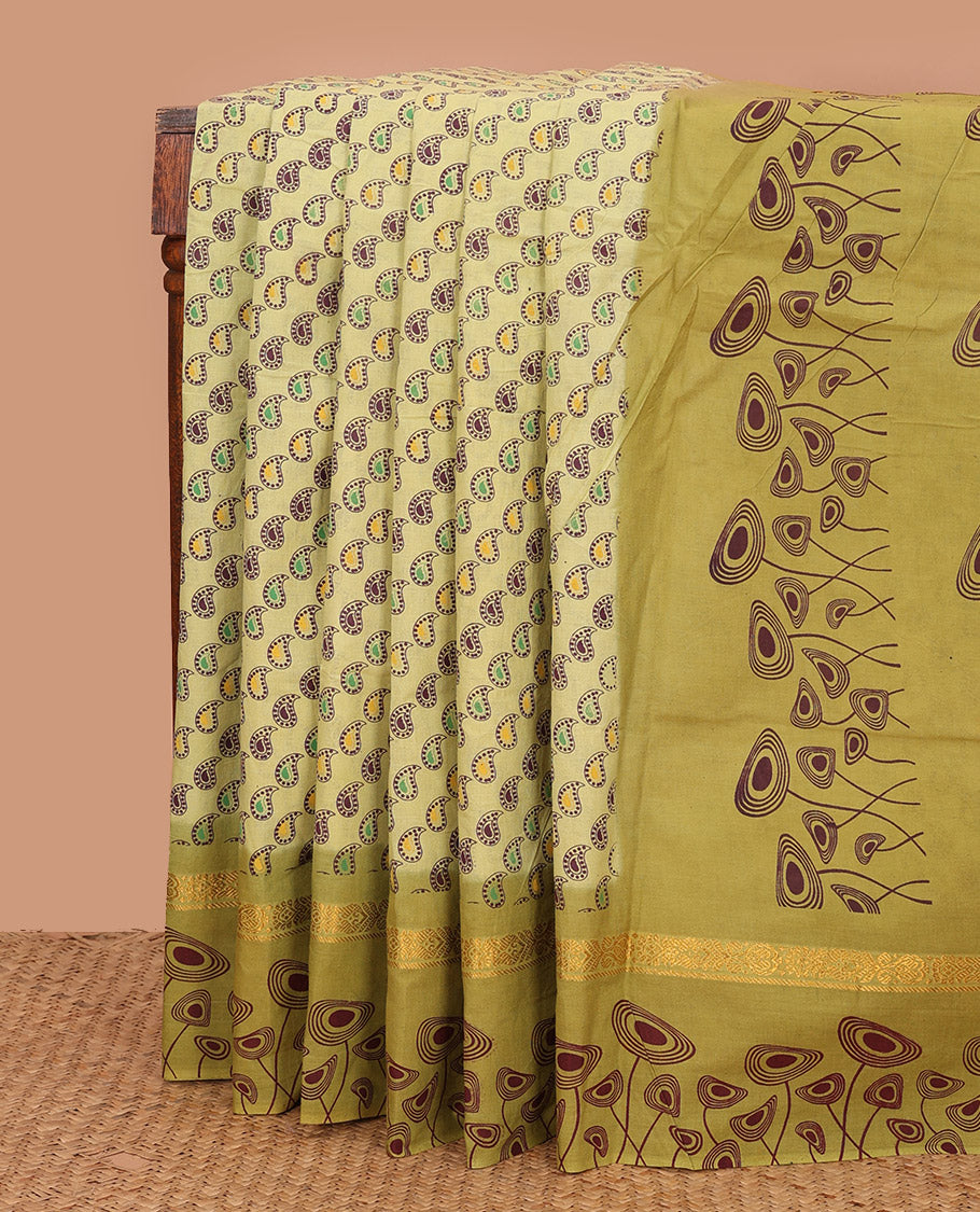 Green Sungudi Cotton Saree Mesmerized with Paisley Buttas Printed All Over Its Body, Highlighted by Contrast Zari and Print Work Border, and Delicately Floral Printed Pallu