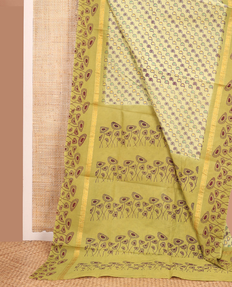 Green Sungudi Cotton Saree Mesmerized with Paisley Buttas Printed All Over Its Body, Highlighted by Contrast Zari and Print Work Border, and Delicately Floral Printed Pallu