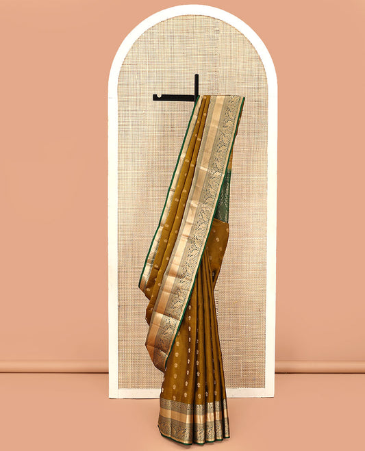 Green Vasundhara Lite Silk Mix Saree, Elevated with Zari Buttas, Complemented by a Contrast Border of Muthuy, Kodi Visiry, Mayil, and Yaanai Designs, Pallu of Floral Designs, and Paired with a Contrast Blouse