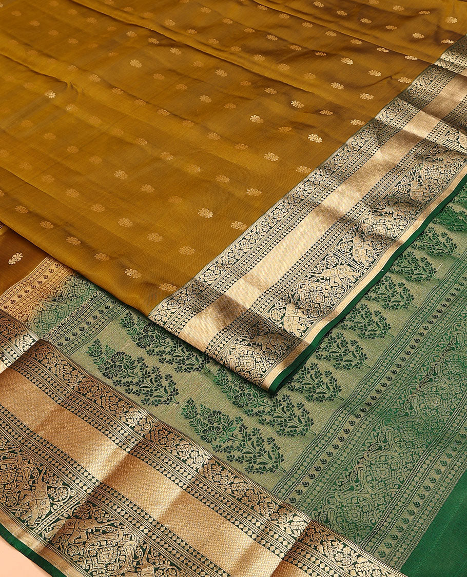 Green Vasundhara Lite Silk Mix Saree, Elevated with Zari Buttas, Complemented by a Contrast Border of Muthuy, Kodi Visiry, Mayil, and Yaanai Designs, Pallu of Floral Designs, and Paired with a Contrast Blouse