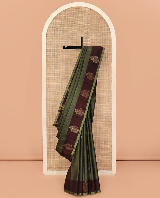 Green Kanchipuram Silk Saree, Adorned with Zari Buttas on Its Body, Complemented by a Contrast Border of Zari Designs, Pallu Pictures Intricate Zari Designs, and Paired with a Contrast Blouse