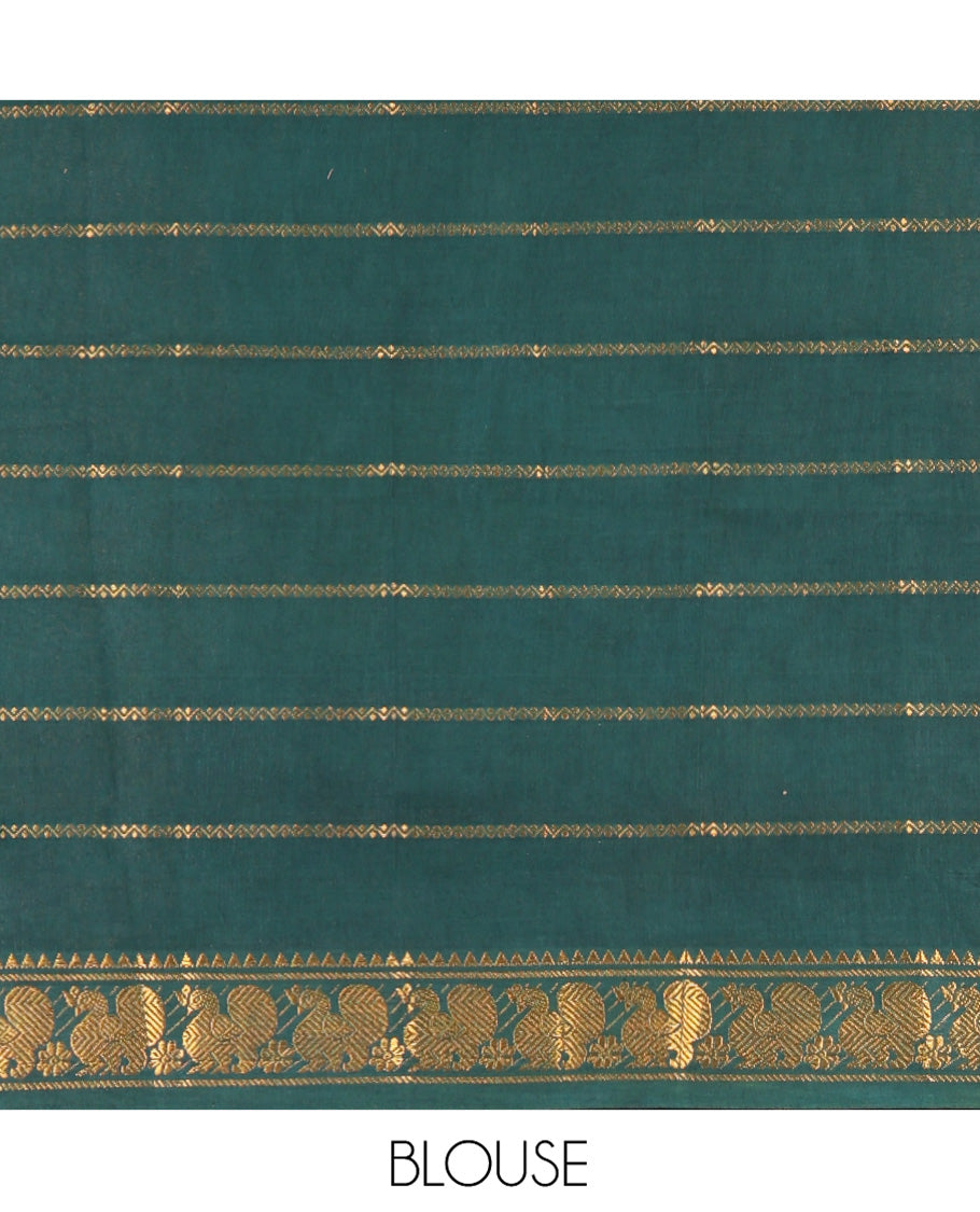 Green Plain Sungudi Cotton Saree, Highlighted by Traditional Rettai Pettu Rudraksham Border, Striped Pallu, and a Matching Blouse