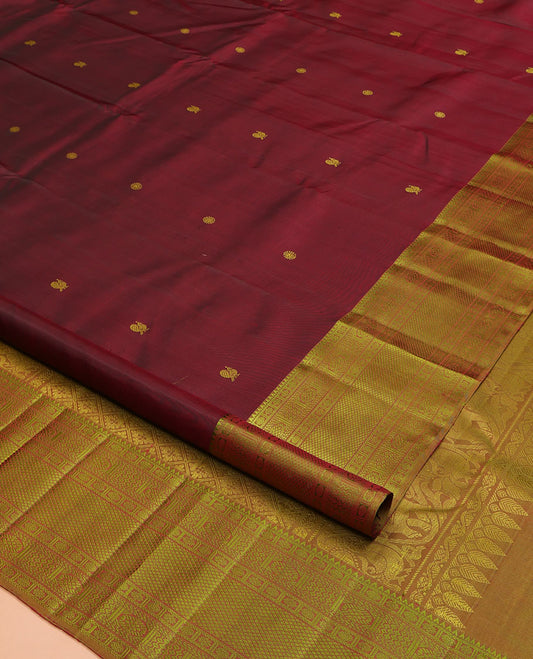 Maroon Kanchipuram Silk Saree, Delicately Woven with Mayil and Chakram Thread Buttas, Complemented by a Contrast Border of Rekku, Kamalam, Poun, Chakram, Kuyil Kann, and Then Kuli Kann Designs, Jaal Design Pallu, and Paired with a Contrast Blouse