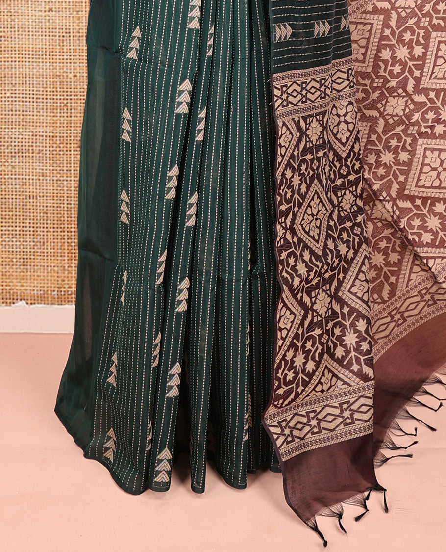 Borderless Green Semi-Silk Cotton Saree, Detailed with Dotted Stripes and Triangle Buttas All Over Its Body, Complemented by Contrast Intricately Designed Pallu, and Paired with a Contrast Blouse
