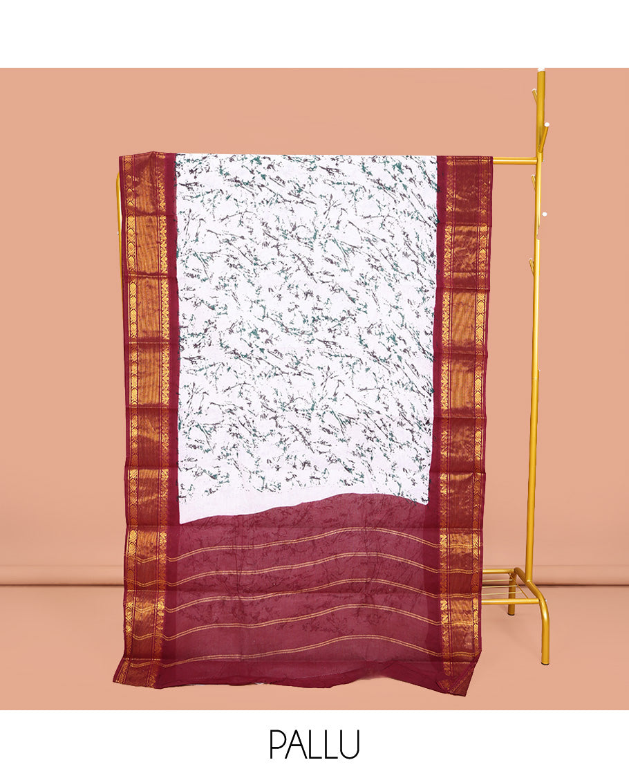 White-Maroon Sungudi Cotton Saree, Uniquely Printed with Paint-Like Splashes on Its Body, Complemented by a Contrast Traditional Zari Design Border, Zari-Striped Pallu, and Has No Blouse